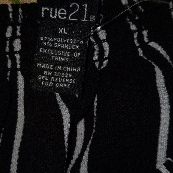 Rue 21 off-the-shoulder black and white striped top. SZ XL NWOT - Picture 6 of 6